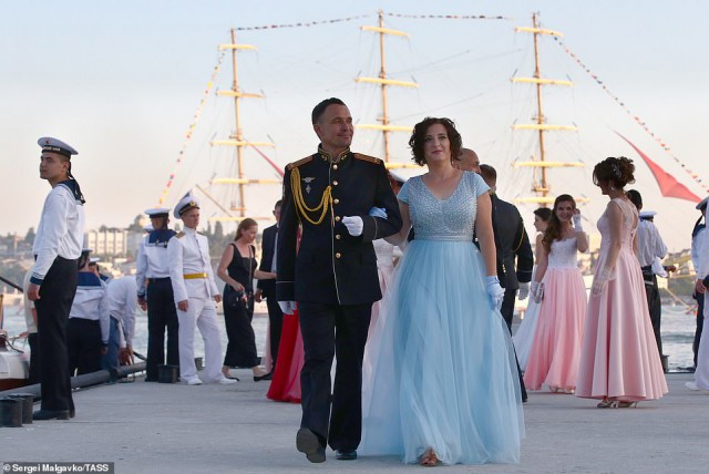 Иностранцы восхитились красотой россиянок на балу в Крыму