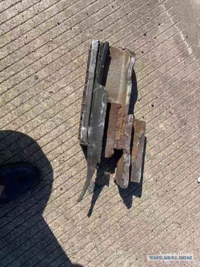 Не самый умный водитель решил использовать домкрат вместо знака аварийной остановки