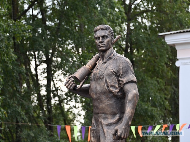 Величественный монумент в Кемерово, установленный в память погибшим шахтёрам.