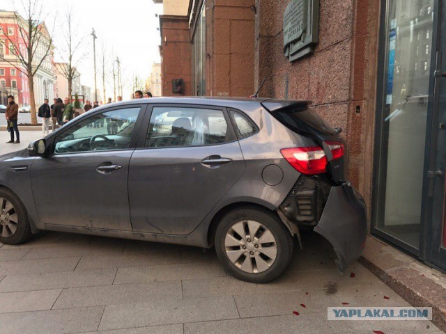 На тротуаре в центре Москвы водитель сбил девушку, а потом накричал на нее