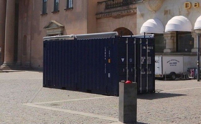 Что скрывает этот загадочный контейнер посреди людного места?