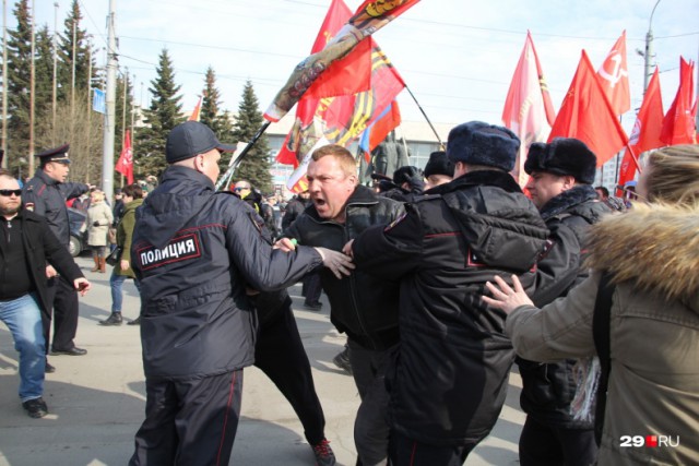 В Архангельске народ вышел на улицы.