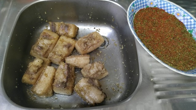 Холодает, пора нагуливать жирок. Солю сало