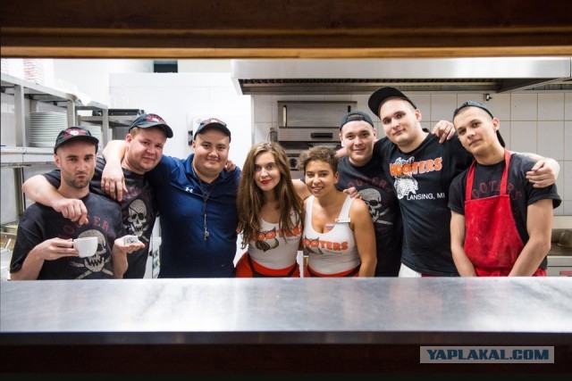 Сексуальные официантки Hooters