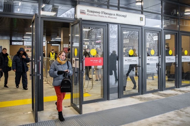 Мужчина изнасиловал москвичку у лесопарка и проводил ее до метро