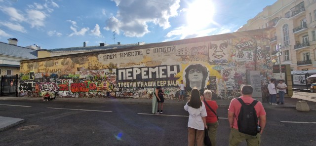 Стену Цоя на Арбате обновили ко дню его рождения