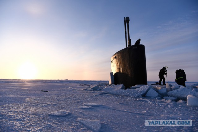 Гордость ВМС США застряла во льдах Арктики во время учебных стрельб по «России»