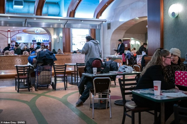 Толпы бездомных, которые мешают пассажирам в метро и на вокзалах Нью-Йорка