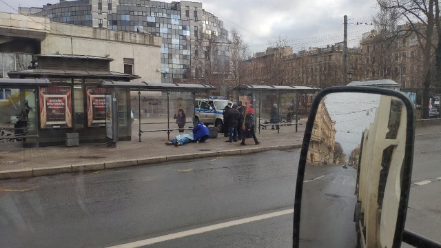 Смерть мужчины, сидящего на остановке у метро Чкаловская в Петербурге попала на видео