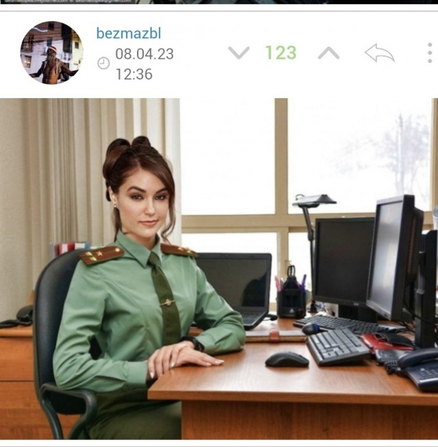 А что если заглянуть к девушкам на их, скажем, рабочие места?