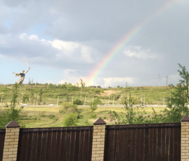 Родина-мать парит в облаках