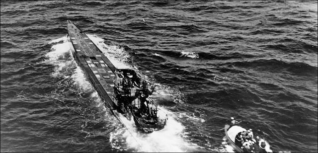 Немецкая подлодка на буксире у американского авианосца. Захват U-505