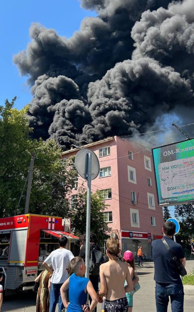 В подмосковном Пушкино — крупный пожар: на Московском проспекте, 2 загорелась крыша многоэтажного дома