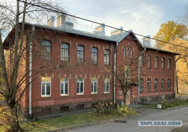 На Патриарших прудах в районе Палашёвского переулка начали сносить старые и безвкусные особняки