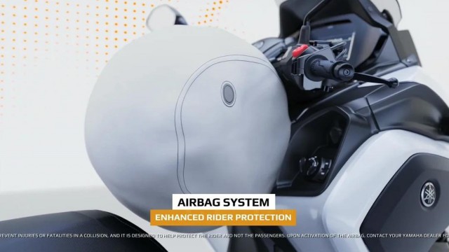 Yamaha выпустила самый безопасный мопед — со встроенной подушкой безопасности и сразу тремя колёсами для баланса