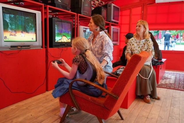 Pac-Man, Mortal Kombat и старый добрый ЭЛТ-телевизор: на площади Революции открылся портал в 90-е!