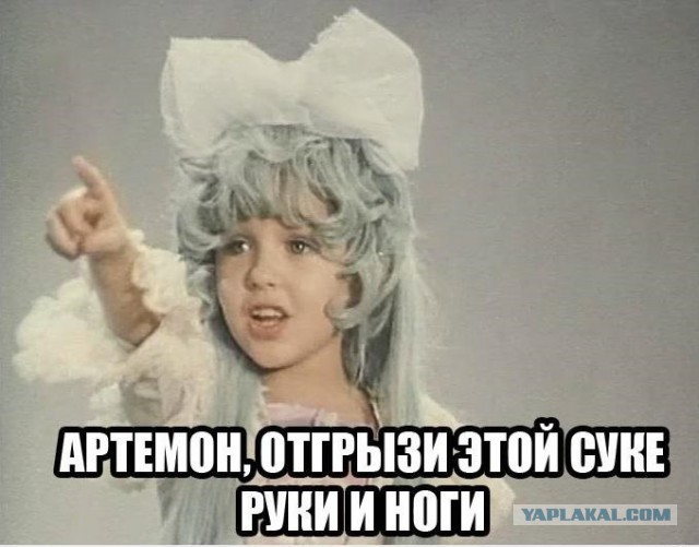 Отец заснял свою дочь, когда она делала селфи