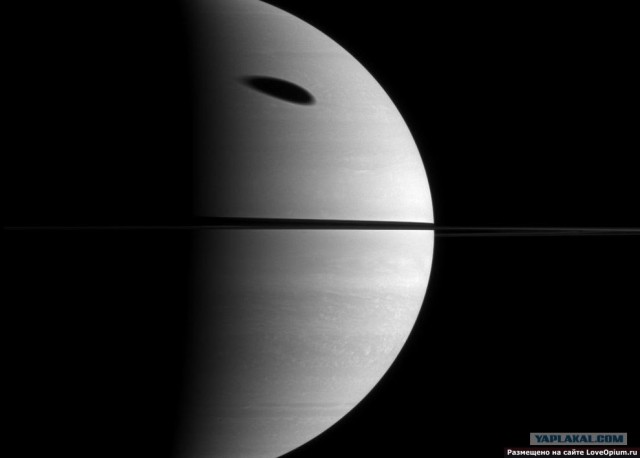 Возле колец Сатурна обнаружены странные объекты.