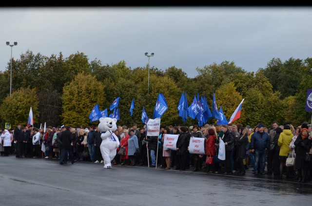 Во Владимире после выборов полторы тысячи бюджетников свезли на «Митинг благодарности»