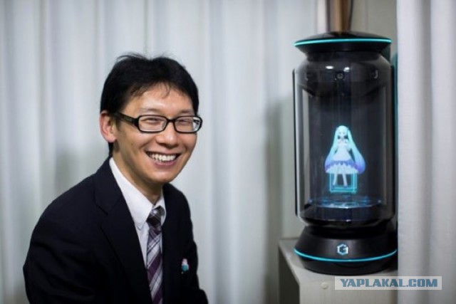 В Японии 35-летний школьный администратор Акихито Кондо женился на голограмме известной виртуальной поп-звезды Хацуне Мику