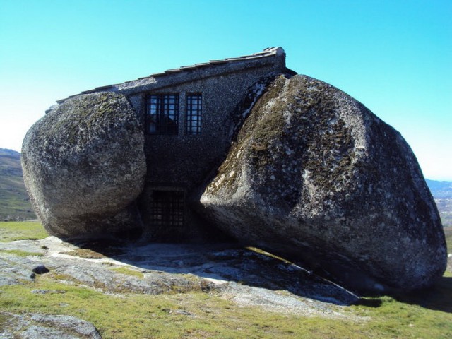 Дом, основой которого стали огромные валуны (Casa do Penedo, Португалия)