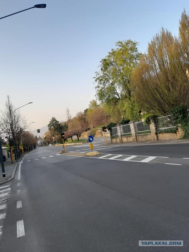 Давайте фото у кого какой вид из окна на оживленные улицы городов в настоящий момент