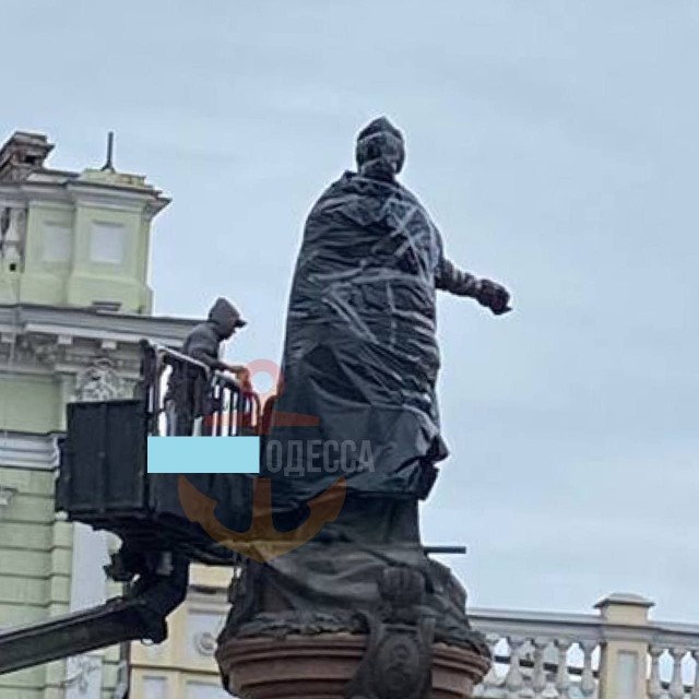 Памятник Екатерине II в Одессе обнесли забором.