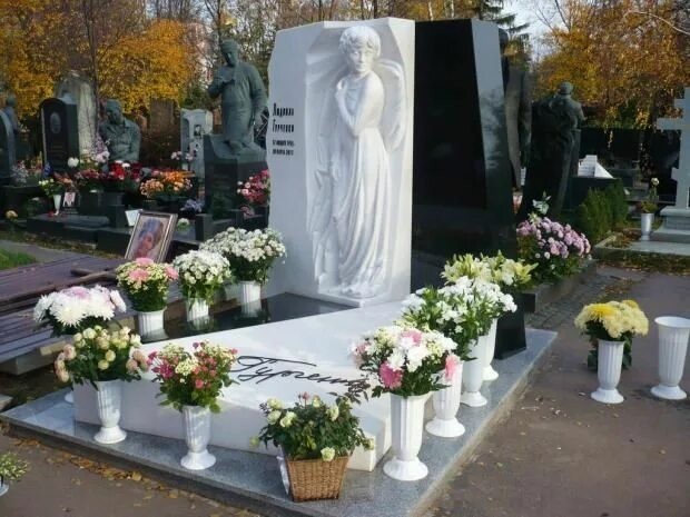 Поклонники несут цветы к могиле Гурченко