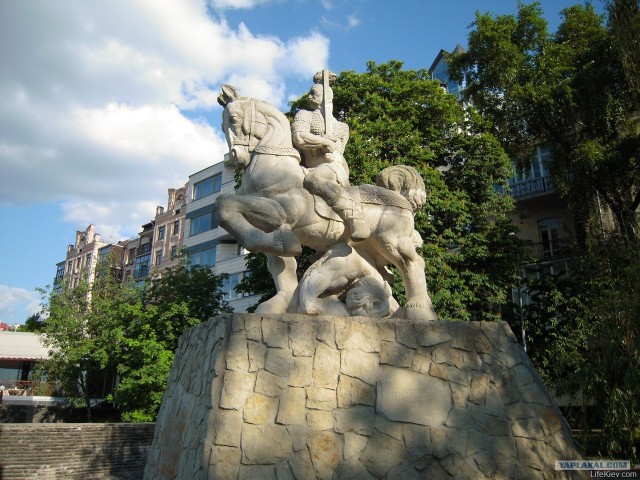 Курьезные памятники Украины