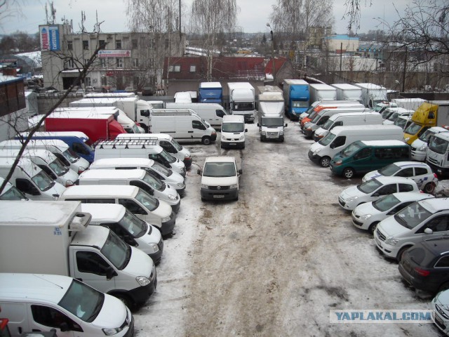 Работа в дорогом офисном центре, жизнь в трейлере