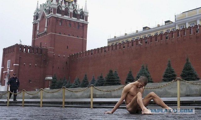 Сидеть голой на крыше дома 4 часа, это перфоманс
