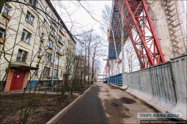 Как живут люди над головой которых возводят дорогу