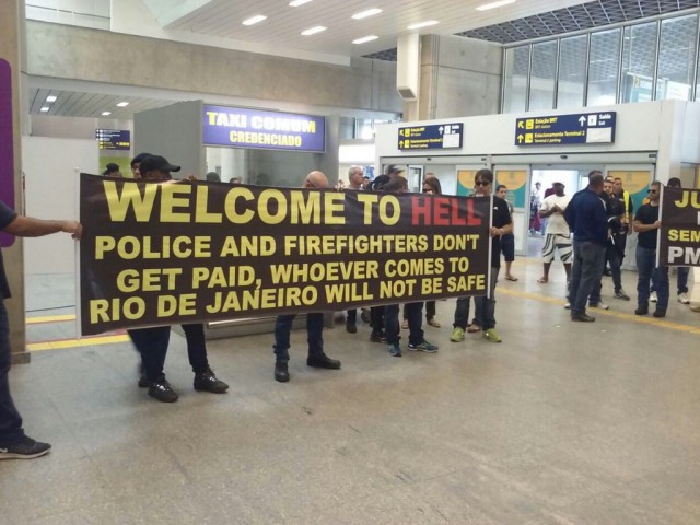 Полиция Рио-де-Жанейро поприветствовала туристов баннером «Добро пожаловать в ад»