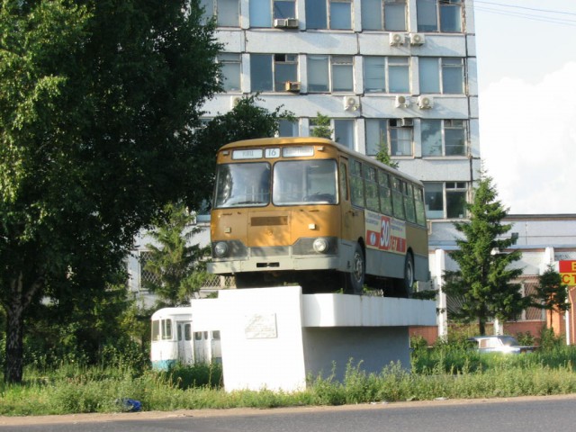 Автомобили на постаменте