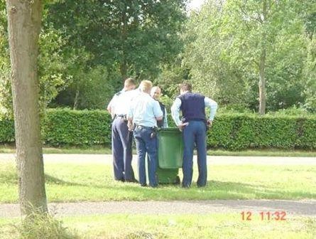 Что полиция ищет в мусорном баке?