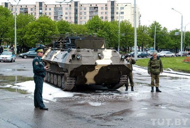 До парада не доехал