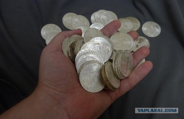 ФСБ провела операцию в жилище известного нумизмата: квартира похожа на музей