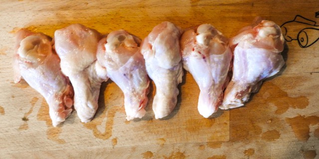 Куриные крылышки и картоха в масле