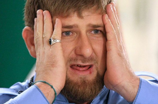 Девушка присела на капот джипа с чеченскими номерами, а оскорбила все лица Чечни