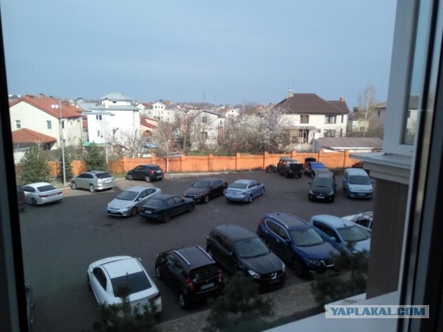 Давайте фото у кого какой вид из окна на оживленные улицы городов в настоящий момент