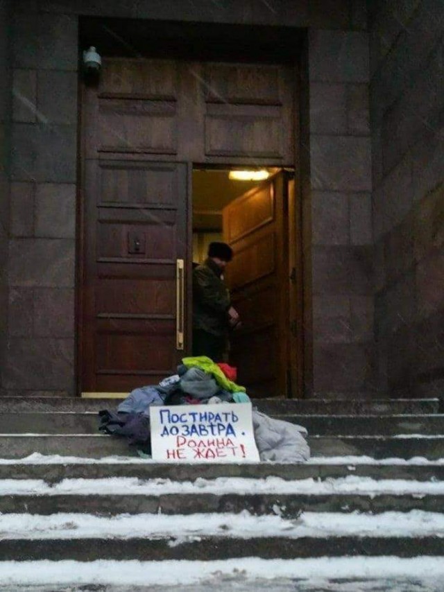 Бабушка проветрила трусы возле здания ФСБ в Челябинске