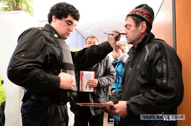 Фотожаба: Приставы и страховщики.