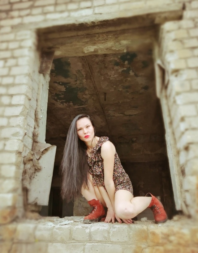 Девок гнёт и ломает, а им просто нравится фотографироваться