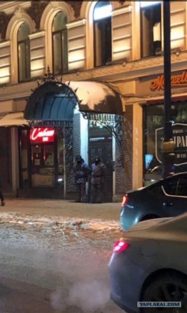 Полиция выставила оцепление у закрытых баров в центре Петербурга