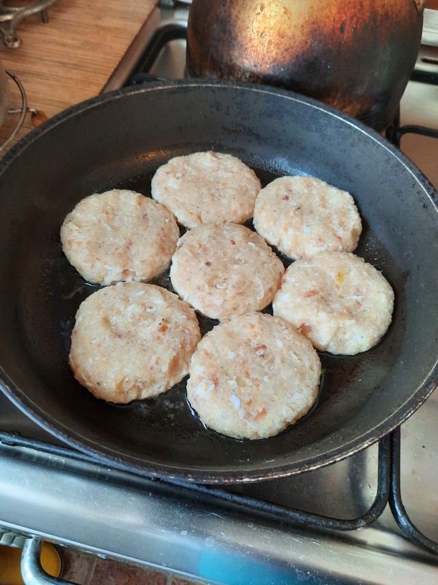Щучку подогнал .