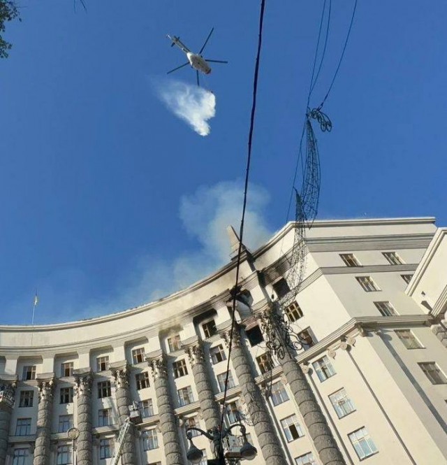 В Киеве после прилета загорелось здание кабмина