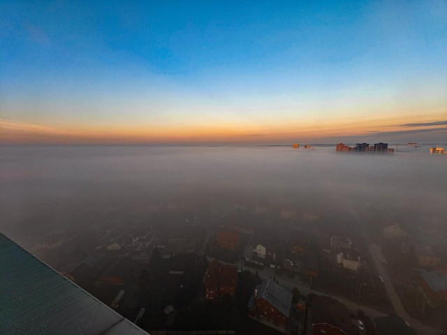 Екатеринбург накрыло одеялом густого тумана этим утром.