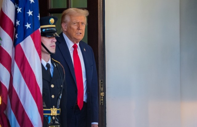 Фабрики - рабочим. Все деньги - военным. Трамп