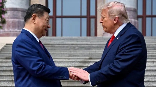 Си Цзиньпин не дал Трампу перетянуть рукопожатие на себя на встрече в Пекине