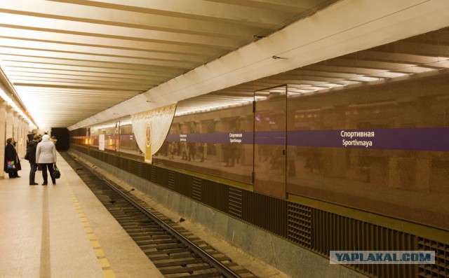 Парня толкнули под поезд в Петербурге 18+